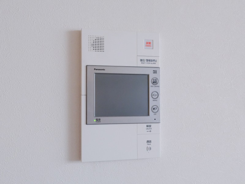 ◆TVモニター付インターホン◆訪ねてきた相手をモニター越しに確認でき、防犯対策に役立ちます。インターホン越しに話をすることが可能です。