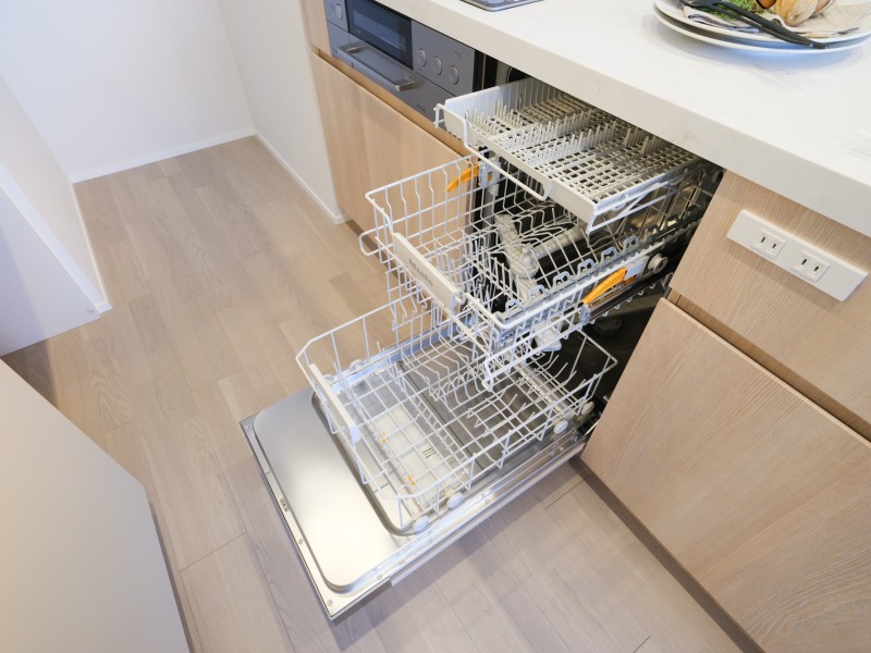 ◆食器洗浄機◆家事の時間を短縮できる優れもの。さらに節水・節約を同時に行うことができるので、人気があり重宝します。