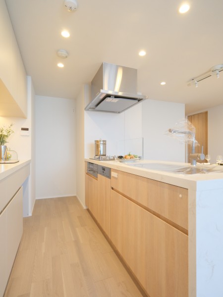 開放的なオープンキッチンは、住まいと暮らしにフィットするデザイン性と機能性を兼ね備えています。ガラストップのガスコンロは油汚れも簡単に落とせ、綺麗さをキープできます。