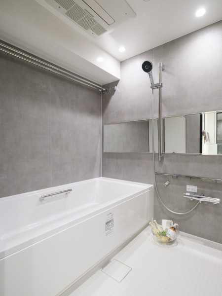 1618サイズのゆとりあるくつろぎのバスルームです。ワイドミラーによってゆとりを感じられるくつろぎの空間です。