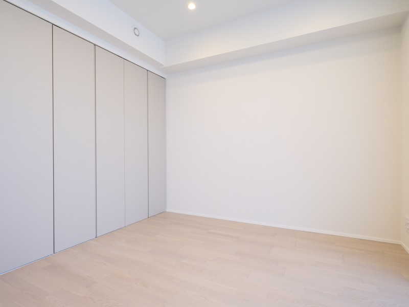 洋室1はバルコニーに接続する開放空間です。間口の広いクローゼットがあるので、お手持ちの衣服などをたっぷり収納できそうです。