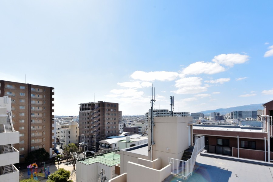 ８階部分の東・西・南の三方角住戸で、前面を遮る建物はなく、大きく広がる空を眺めながら伸びをしたくなるような開放的なひと時を過ごせます。