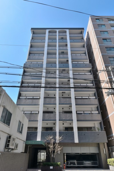 阪急伊丹駅徒歩２分、JR線も利用可能で交通アクセスが便利です。阪急伊丹駅直結の伊丹リータという商業施設があり、スーパー・ファストフード店・コンビニ・金融機関などがあり、生活の基盤を支えます。