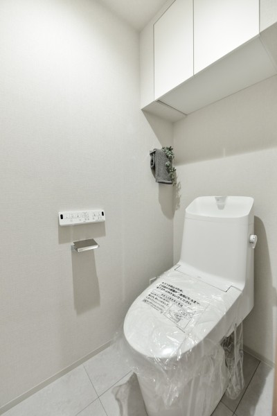 LIXIL製洗浄機能付トイレ新規交換済みです。手の洗いやすさを考慮した広くて深い手洗鉢で、いつも快適に使用できます。吊戸棚を設置していますので、小物類やお掃除用品の収納に便利です。
