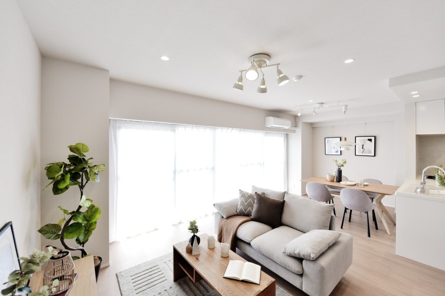 南西向きのバルコニーに面した明るく開放感のあるＬＤＫは約17.2帖の広さがあります。オークの木目が美しい床材を使用し、ナチュラルな雰囲気でより深いリラックスを味わえるくつろぎの空間を演出しています。