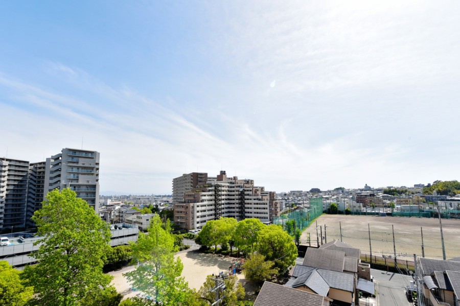 7階部分で、前面を遮る建物はなく、爽快な眺望が広がります。時間と共に変化していく大きな空の様子を眺めながら、伸びをしたくなるような眺めです。一日の疲れを癒し、リフレッシュすることができます。