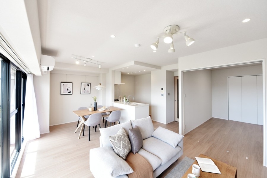 隣接した洋室の扉を開放して、拡張リビングとしても使用できるフレキシブルな間取りが魅力的です。横長のリビングですので家具の配置もしやすく、家族が自然と集い、笑顔があふれるスペースです。