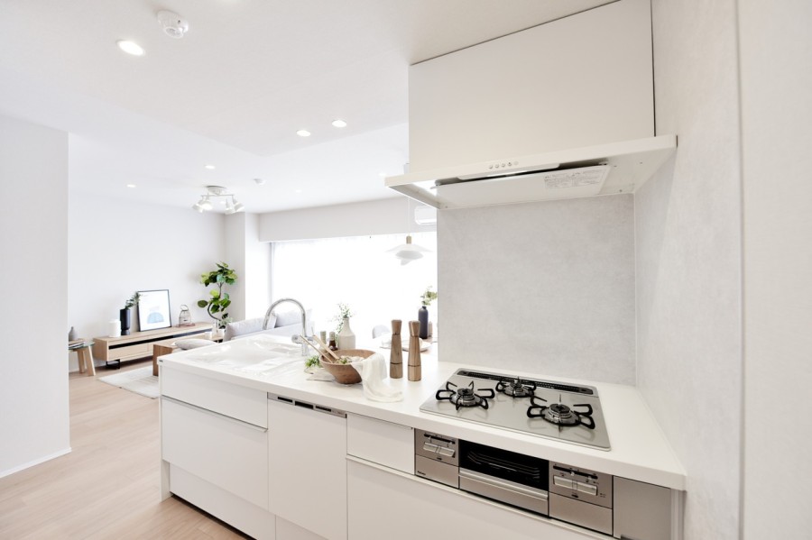 ホワイトで清潔感あふれる対面式のオープンキッチン、食器洗い乾燥機を完備していますので、毎日の家事の時短にも役立ちます。リビングの家族の様子を見ながら家事ができるので安心です。