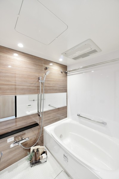 浴室は1418サイズ、横長のミラーは浴槽の中でも便利にお使い頂けます。浴室暖房乾燥機完備で、花粉シーズンや梅雨時の衣類の乾燥など、冬場の暖房運転など一年を通して快適にご使用頂けます。