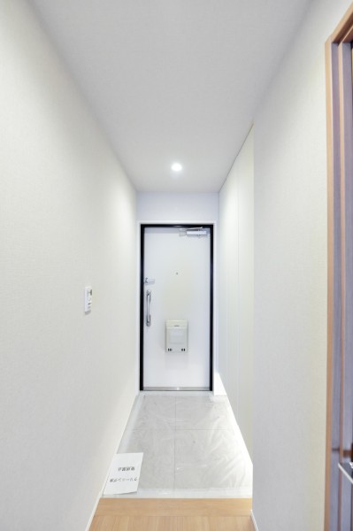 フットライトが優しく足元照らし、家族やゲストを迎え入れてくれます。人感センサーライトを設置していますので遅い時間のご帰宅や、手がふさがっている時でも自動点灯で安心です。