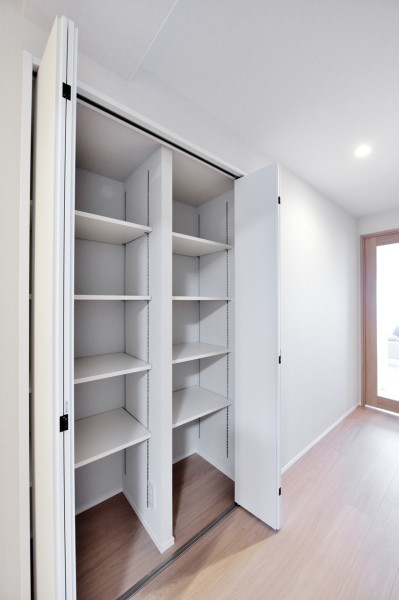 便利な廊下収納を設置しました。家族共用の物、お掃除用品や季節ものの家電などあらゆる物の収納に便利です。ほかの居室の荷物が減らせてすっきりとした空間を保てます。