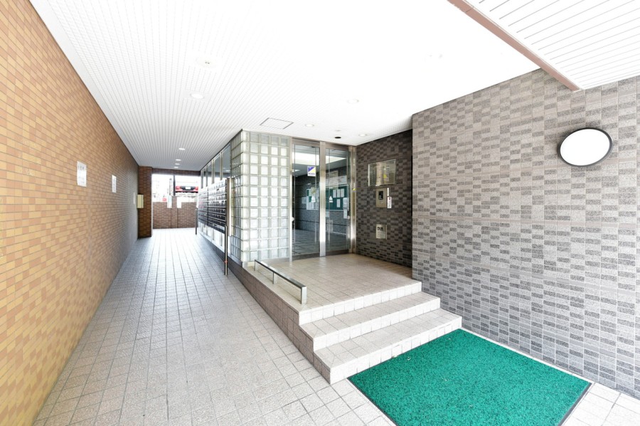 近隣には生活施設が充実しており、生活しやすい環境が魅力的な地域です。マルヤス吹田店まで徒歩４分、ライフ岸部店まで徒歩５分、岸辺駅前には国立循環器病研究センターがあります。