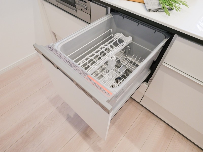 ◆食器洗浄機◆家事の時間を短縮できる優れもの。さらに節水・節約を同時に行うことができるので、人気があり重宝します。