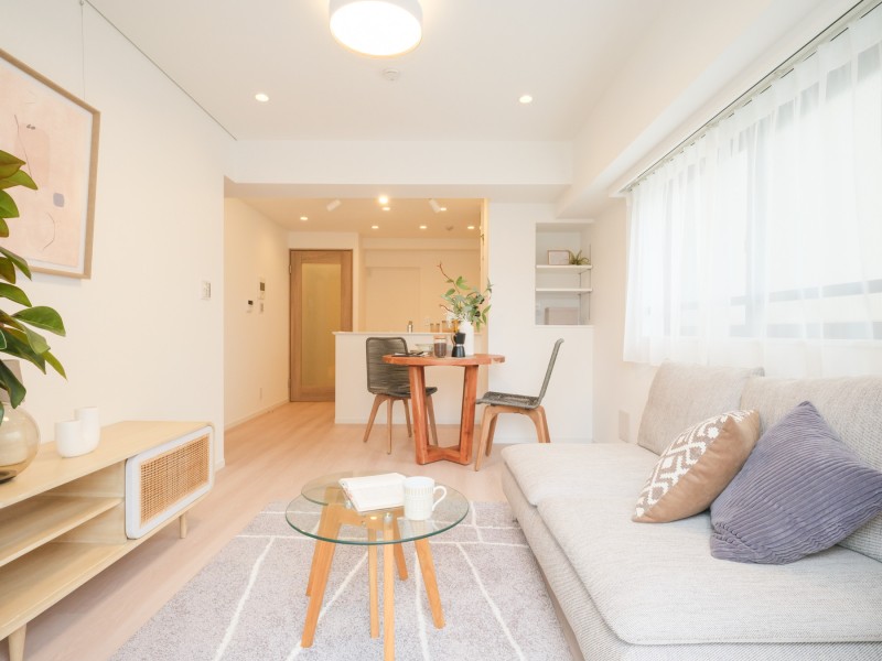 角部屋で陽当たりが良いお部屋は、心がほっとする光と爽やかな風を感じることができる、のびやかな住空間です。柔らかな表情を生むフローリング素材を採用し、心地よい時間を紡ぎ出す居住空間です。