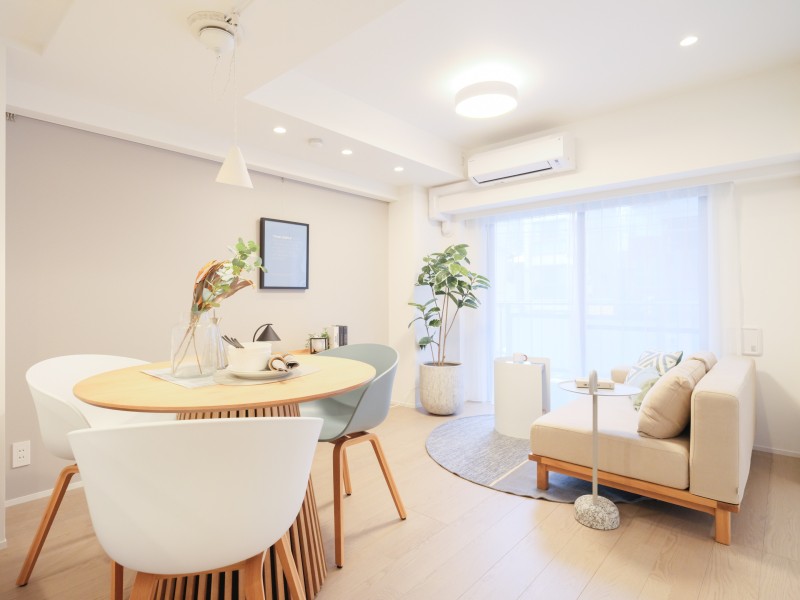 南西向きで明るい自然光が降り注ぐリビングです。心地よい時間が流れるお部屋は、毎日が忙しいあなたもほっと一息つける安らぎの空間です。