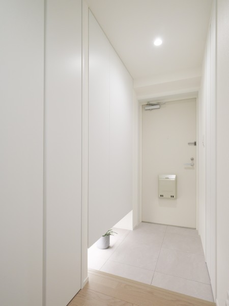 住まいの顔になる玄関は、フットライトが足元を温かく照らし、白を基調に爽やかな空間を演出します。人感センサー付きライトを設置したので、暗い時間帯のご帰宅や両手が塞がっているときも快適です。