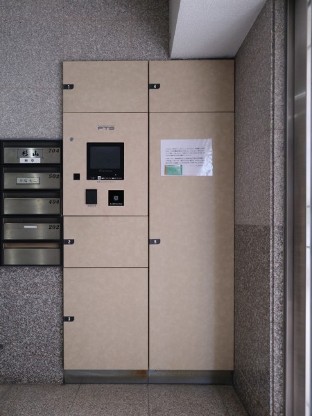 ◆宅配ボックス◆24時間いつでも荷物受け取りが可能。プライベートの時間を邪魔されず、配達時間も気にせず過ごすことができる便利な設備です。