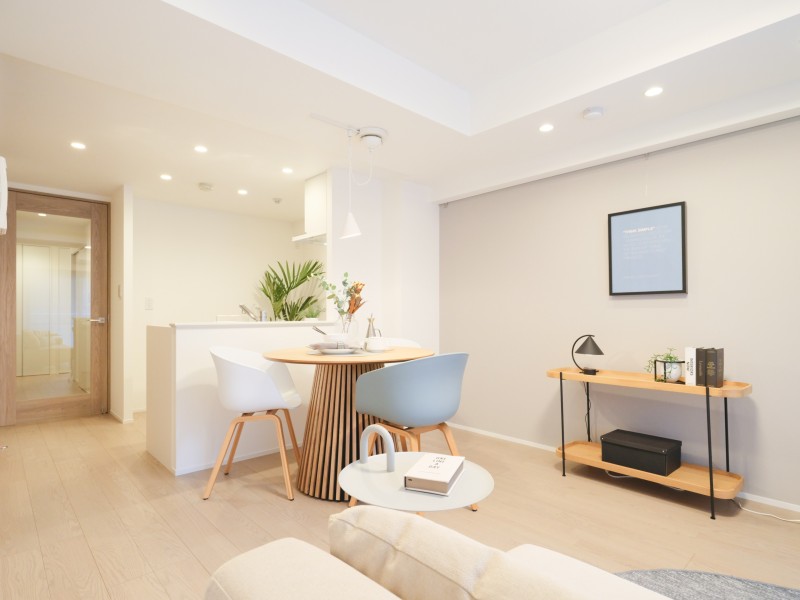 アクセントクロスやピクチャーレールを設置したリビングです。自然の優しい温もりを添えた空間は、まるでカフェにいるかのような穏やかな時間が流れます。床暖房が敷設され、一年中快適にお過ごしいただけます。