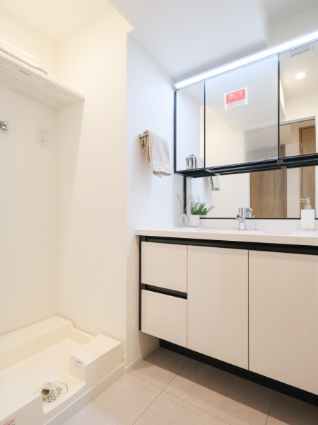 白を基調とした清潔感溢れるデザインの洗面化粧台です。ミドルミラー付きのため、背の低いお子様も鏡を見ながら歯磨き等の動作が可能です。