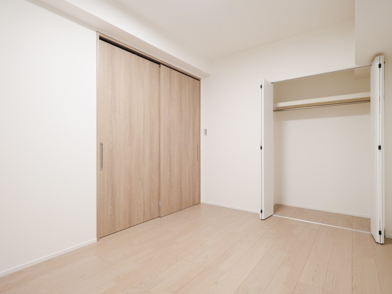 主寝室としても快適にお過ごしいただける洋室1です。のびやかにプライべート時間を満喫できるお部屋です。住まう方の趣味や感性で飾っていただけるように、シンプルな内装に仕上げました。