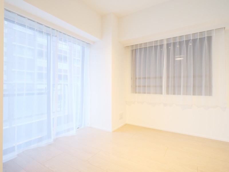 リビングに隣接した洋室2です。普段は引き戸を開放し拡張リビングとして使ったり、来客時は引き戸を閉めてプライベート空間を隠したり、フレキシブルにお使いいただけます。