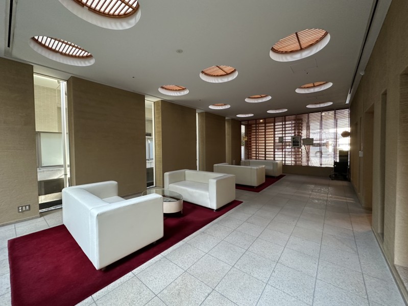 円形トップライトが上質な光を演出する共用ロビーは、静けさと品格を兼ね備えた迎賓空間です。落ち着きと高級感を纏い、住まう方を優雅に迎えます。