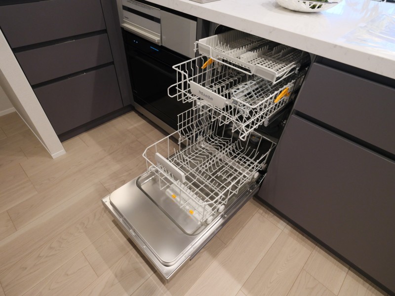 ◆食器洗浄機◆家事の時間を短縮できる優れもの。さらに節水・節約を同時に行うことができるので、人気があり重宝します。