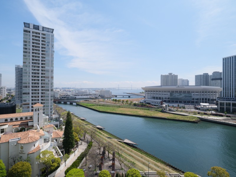 海を望むロケーションに佇むタワーレジデンスです。飽きのこない窓辺からの光景を愉しむことができます。都会の刺激を間近にしつつ、めいっぱいリフレッシュできる大切な空間です。