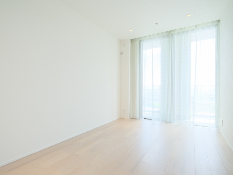 主寝室としても快適にお過ごしいただける洋室1です。のびやかにプライべート時間を満喫できるお部屋です。住まう方の趣味や感性で飾っていただけるように、シンプルな内装で仕上げました。