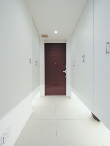 フットライトからのびる光が足元を優しく包み込む、気品溢れる玄関です。玄関の照明は人感センサーなので、帰宅時に暗闇の中手探りでスイッチを探す必要がなく、いつでも明るい空間が出迎えてくれます。