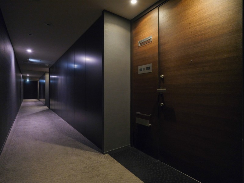 エレベーターを降りてお部屋へと続く廊下は、ホテルライクな内廊下設計です。外気の影響を受けにくく、プライバシーも守られやすいです。