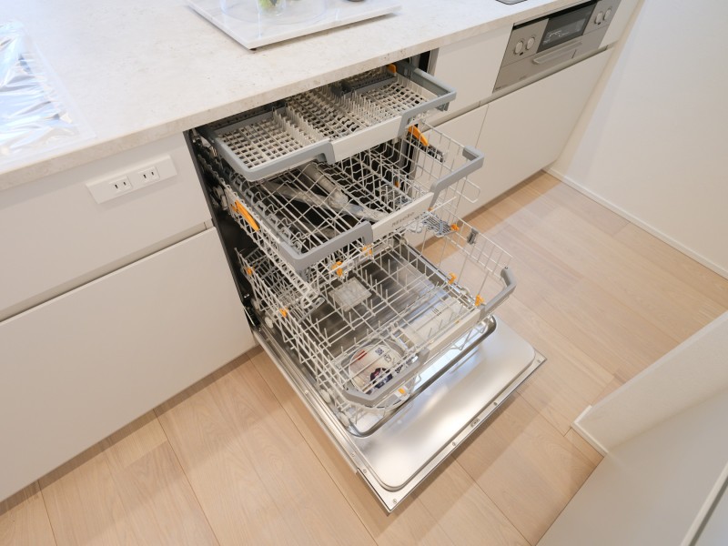 ◆食器洗浄機◆家事の時間を短縮できる優れもの。さらに節水・節約を同時に行うことができるので、人気があり重宝します。