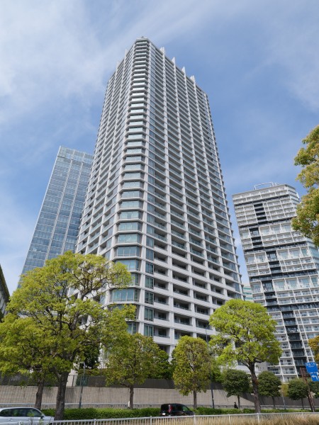 『横浜』駅徒歩5分の立地に佇む、商業施設『横浜ベイクォーター』に隣接したマンションです。シーバス乗り場からは海を経由した移動が可能です。