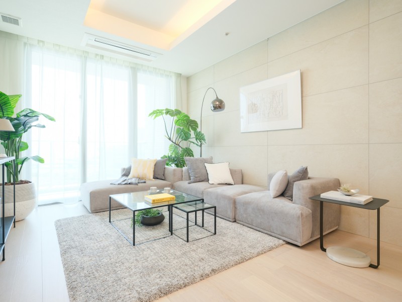 約18.1帖のLDKです。折り上げ天井や天カセエアコンなど、品のある街に調和した上質な空間です。控えめな石の流れ目と仄かに煌めく表面の石調タイルが、より一層気品溢れる空間を演出します。