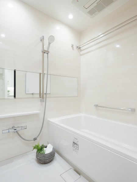 ゆったりとした1418サイズのバスルームが1日の疲れをしっかり癒してくれます。ワイドミラーによってゆとりを感じられるくつろぎの空間です。雨の日の衣類乾燥に便利な浴室乾燥機も搭載しています。