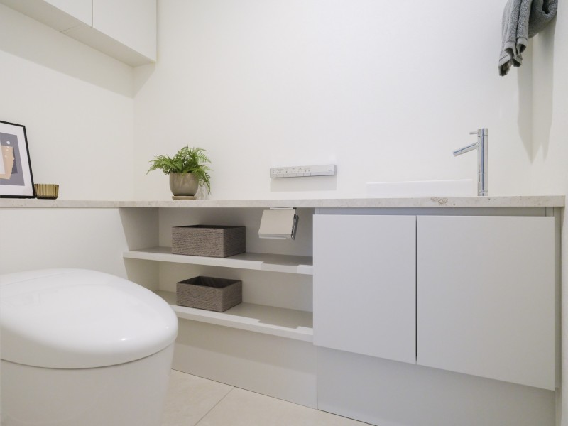 タンクレストイレやスティックリモコンでスタイリッシュな雰囲気を演出したレストルームです。タンクのお掃除が不要で家事が楽になります。また、収納棚や手洗い水栓があり便利で機能性も高い空間です。