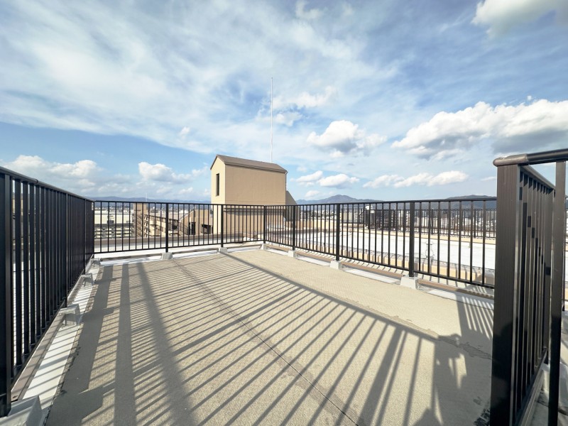 約34m²の広々としたルーフバルコニーは、暖かな陽ざしを浴びながら読書や趣味を楽しんだり、夜空を眺めながらお酒を楽しんだりと空とのつながりを感じる特別な空間です。