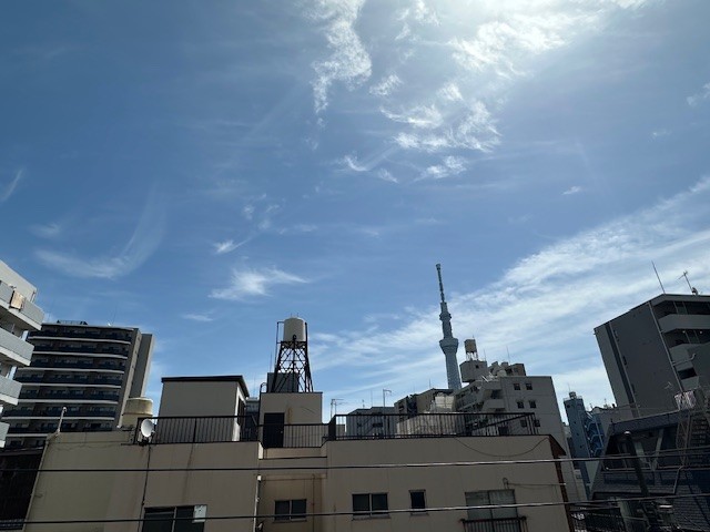 目線を上げると思わず伸びをしたくなるような開放的な青空が広がります。大きな空の先には「東京スカイツリー」を望み、都心ならではの夜景も楽しめそうです。