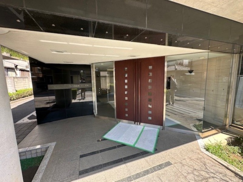 日勤の管理人さんによって整えられたエントランスです。清掃が行き届いた様子から管理体制の良さが伺えます。