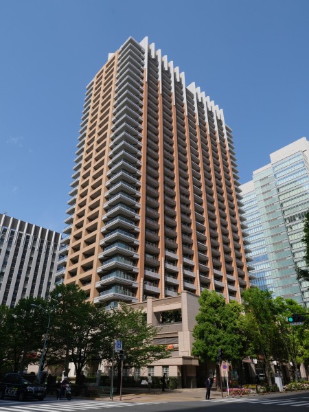 伝統を色濃く残す街並みに佇む、美しくモダンな外観が印象的なランドマークタワーです。『神保町』駅直結でアクセス良好なレジデンスです。