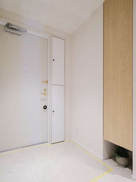 住まいの顔になる玄関は、白を基調に爽やかな空間を演出します。人感センサー付きライトを設置したので、暗い時間帯のご帰宅や両手が塞がっているときも快適です。