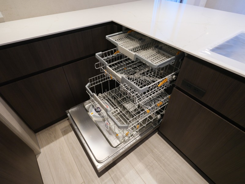◆食器洗浄機◆家事の時間を短縮できる優れもの。さらに節水・節約を同時に行うことができるので、人気があり重宝します。