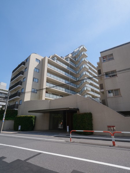 『神楽坂』駅徒歩４分の好立地。歴史情緒と風情漂う神楽坂に位置する、総戸数237戸の大規模レジデンスです。パーティールームやゲストルームなどの共用設備が備わっています。