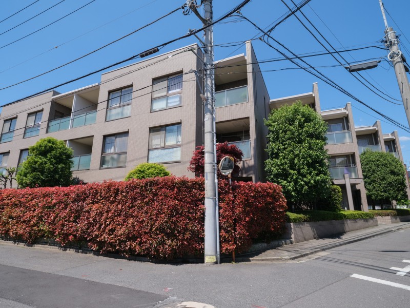 渋谷区初台2丁目の邸宅街に佇む低層マンションです。東京オペラシティまで徒歩9分、周辺にはスーパー・ドラッグストア・カフェ・コンビニ・飲食店などが点在し、お買い物に便利な住環境です。