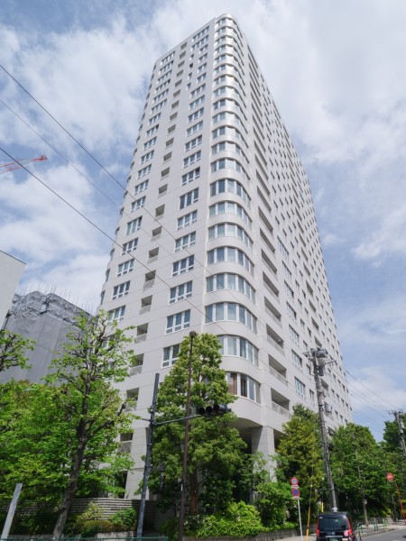 南青山２丁目に佇む、高層レジデンス＜青山ザ・タワー＞多彩なサービス・ホスピタリティが上質な暮らしをサポートします。