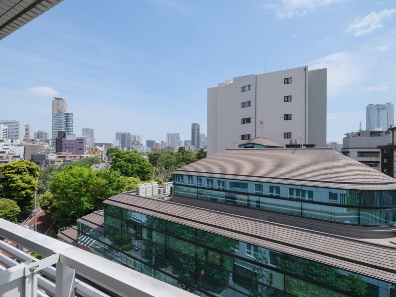 バルコニーからは洗練された都市機能の豊かさを湛えた眺望を望めます。マンションの敷地を囲む緑とともに四季を感じる住環境です。