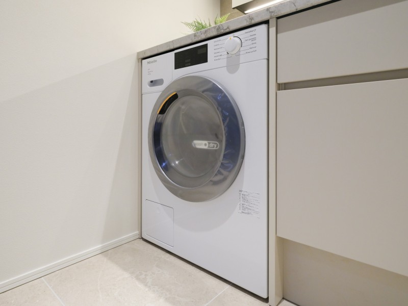 ◆ビルトイン洗濯乾燥機◆毎日の家事を助けてくれるMiele(ミーレ)製の洗濯乾燥機を備え付けました。