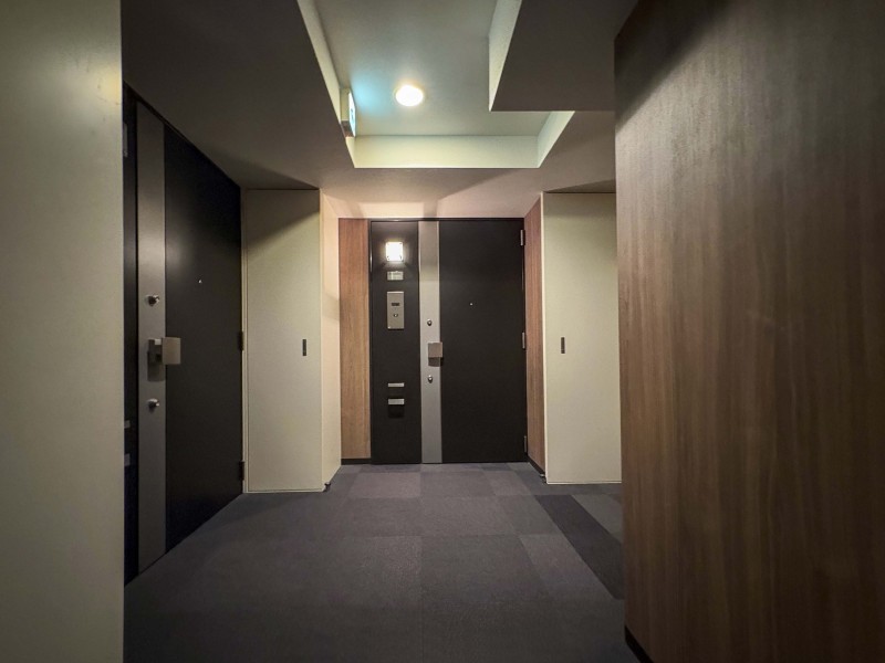 エレベーターを降りてお部屋へと続く廊下は、ホテルライクな内廊下設計となっています。各階にダストステーションが設置されているので、面倒なゴミ出しも快適です。
