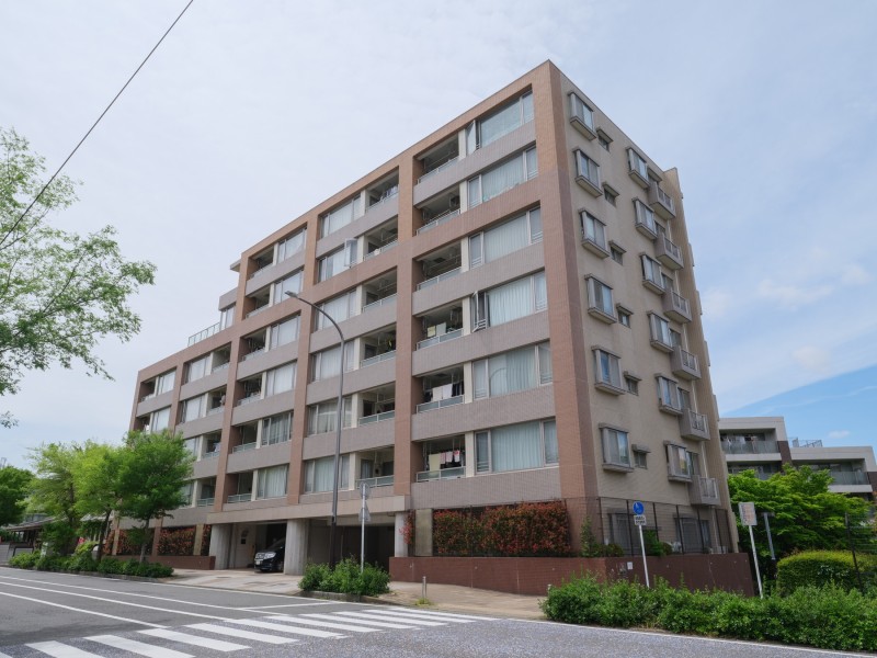 優しい色味の外観が、穏やかな空気を纏う街に溶け込みます。横浜はもちろん、東京・渋谷方面へのアクセスも良好なロケーションです