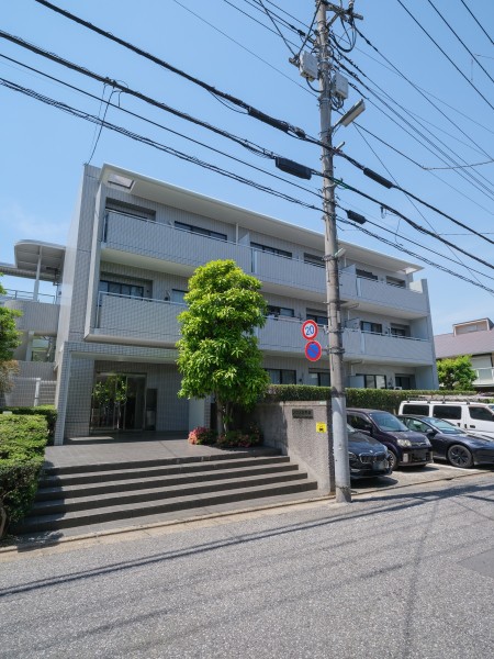 利便性・住環境共に良好な「目黒区南」アドレス。複数の商店街で賑わう『西小山』駅が生活圏となり、地元ならではのこだわりのショップやグルメ、 碑文谷八幡宮や立会川緑道も徒歩圏で四季折々の景色を楽しめます。